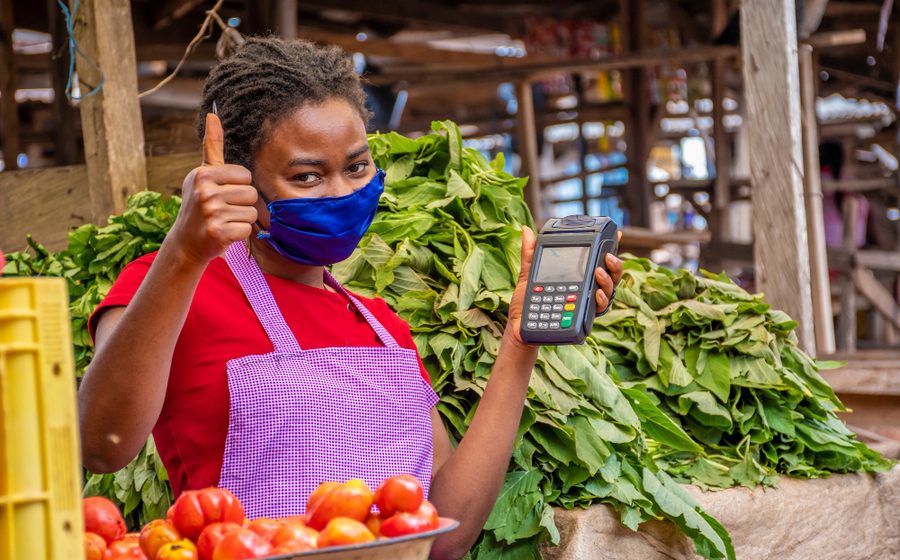 Marché agricole avec vendeur et paiement digital